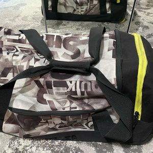 Quicksilver rolling luggage